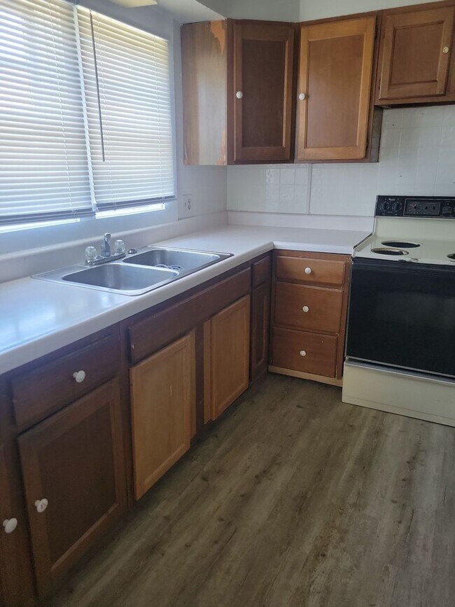 Building Photo - 2 Bed House w/ Ramp Access and Fenced in Back Yard + Walk In Shower