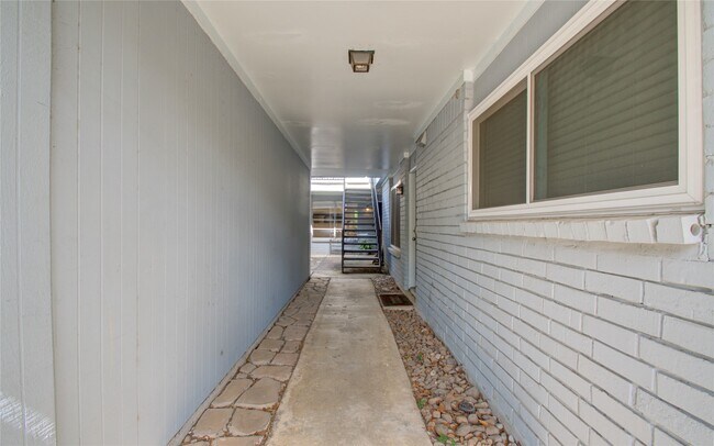 Building Photo - 1527 Rutland St