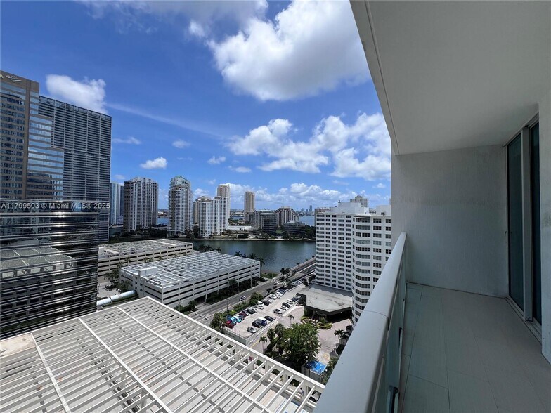 Building Photo - 950 Brickell Bay Dr