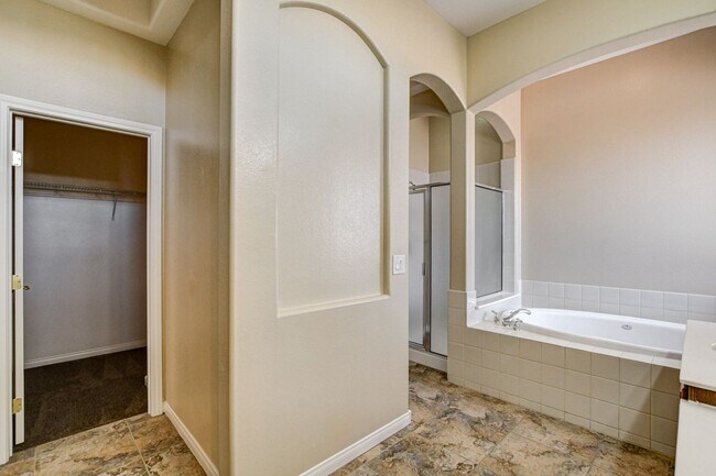 Building Photo - 4 Bedroom Single Story in Mountains Edge