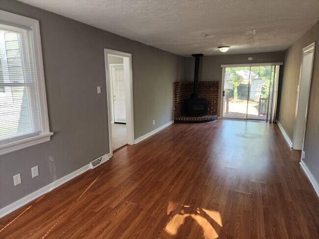 Building Photo - Charming 2 Bedroom with Large Backyard in ...