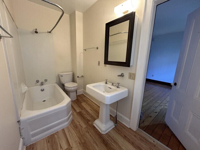 Building Photo - 14 Crombie St