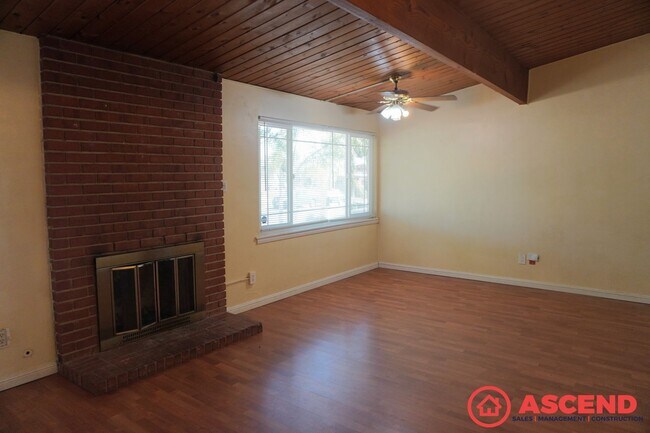 Building Photo - Spacious home located In Northeast Bakersf...