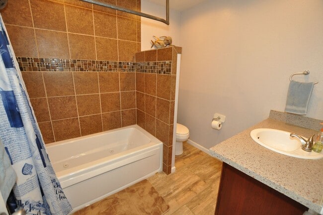 Building Photo - Oak Manor