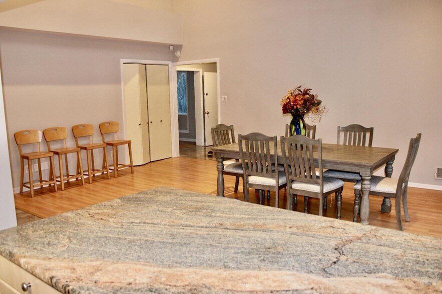 Building Photo - 3443 Buena Rd