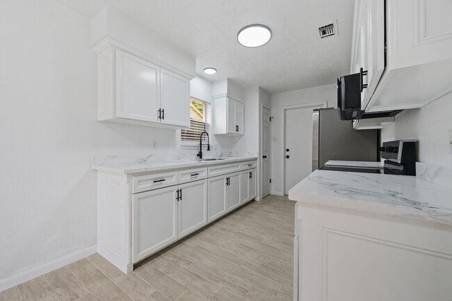 Building Photo - 7618 Breda Dr