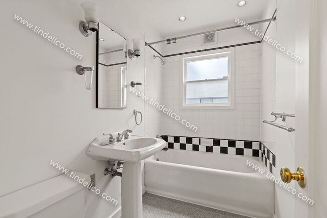 Building Photo - Pet Friendly Cape Cod in Multnomah Village!