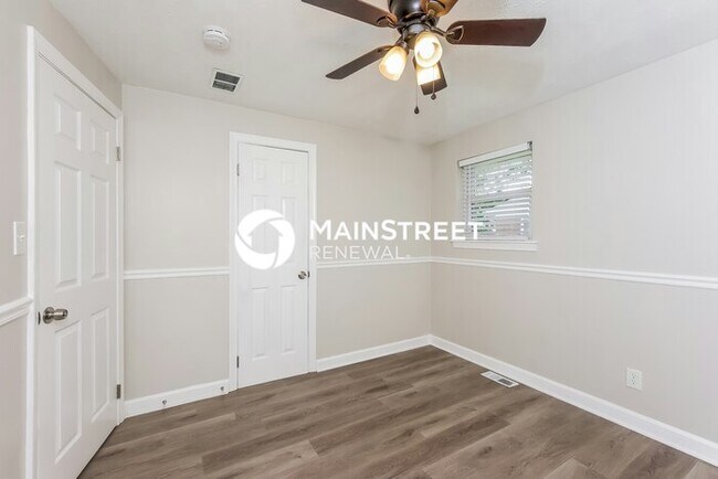 Building Photo - 3 Bedroom Pet-Friendly Home in LOUISVILLE, KY with Main Street Renewal