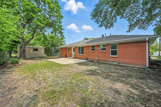 Building Photo - 302 Young Dr