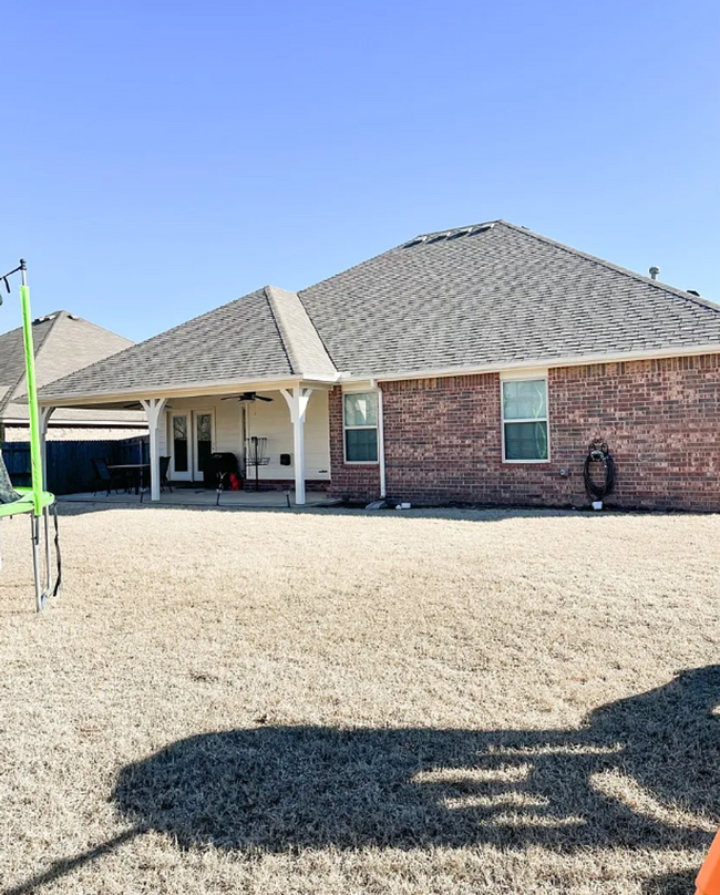 Building Photo - Spacious 4-bedroom, 2-bathroom home