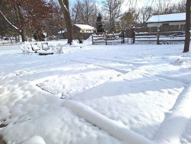 Building Photo - 227 Juneway Terrace