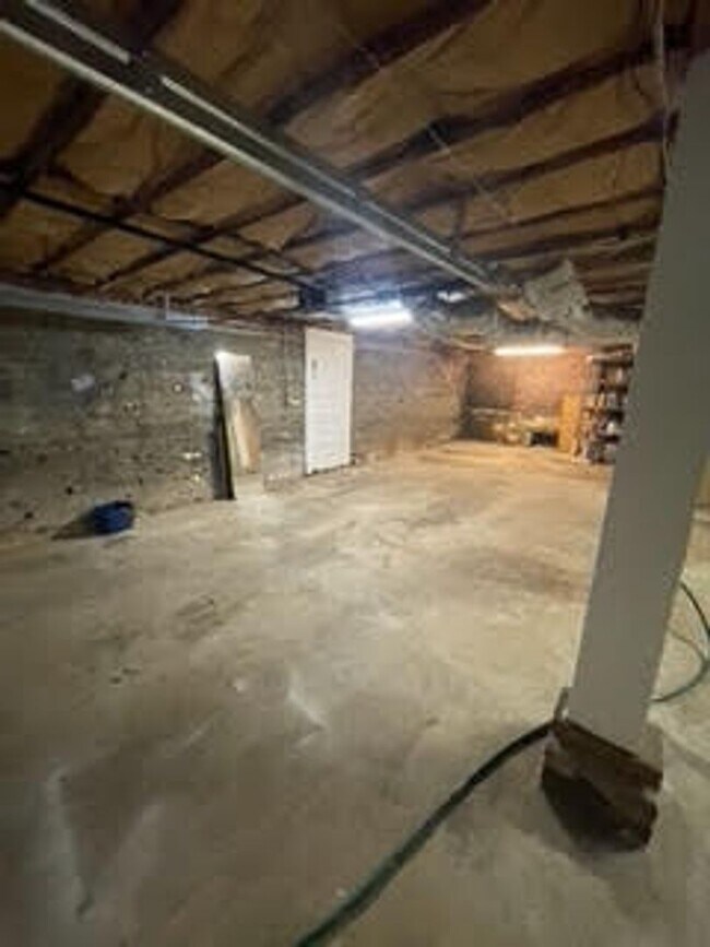 Building Photo - Beautiful cottage with gourmet kitchen. 3 ...