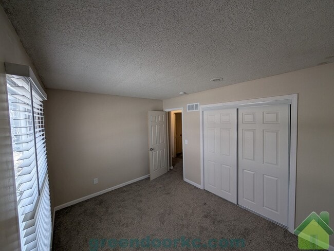 Building Photo - 823 S Lindenwood Dr