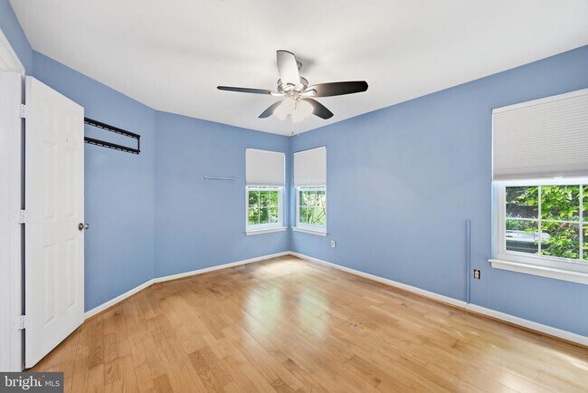 Building Photo - 933 Hillside Lake Terrace