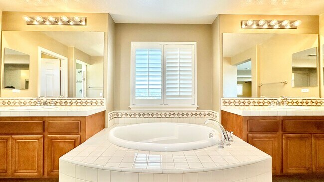 Building Photo - Wonderful Executive Style Two-Story Home i...