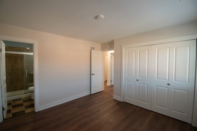 Building Photo - 14949 Lake View Dr