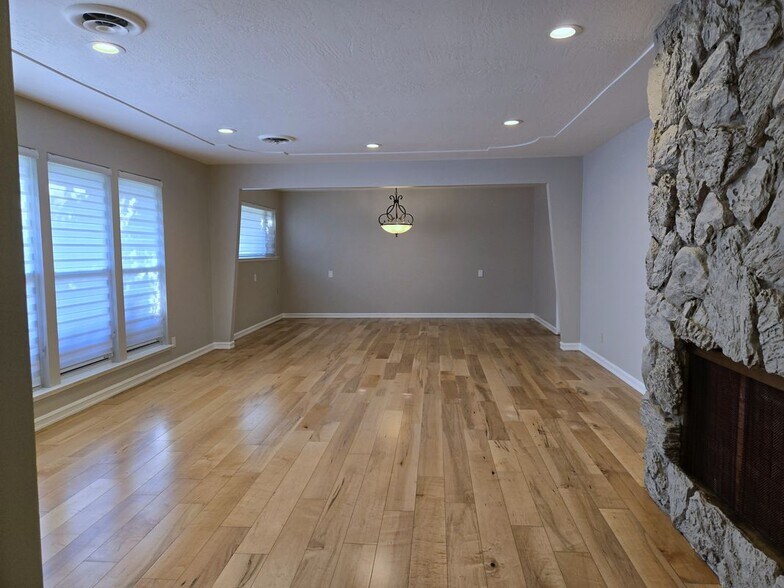 Building Photo - 6390 Bose Ln