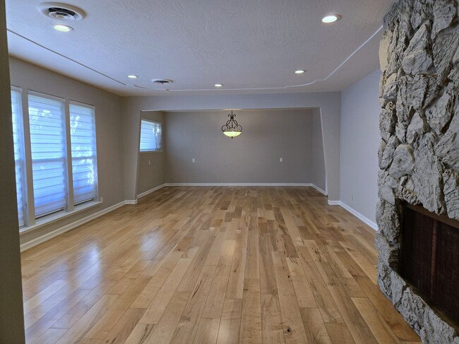 Building Photo - 6390 Bose Ln