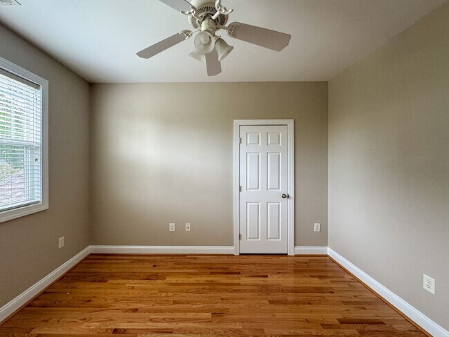 Building Photo - 5 Bedroom Home in Gated Golf Course Community