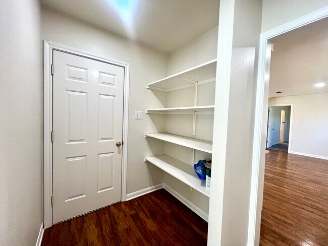 Building Photo - 527 N Avenue Y