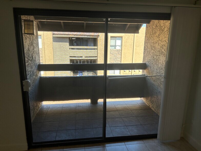 Large patio & balcony - 3825 E Camelback Rd