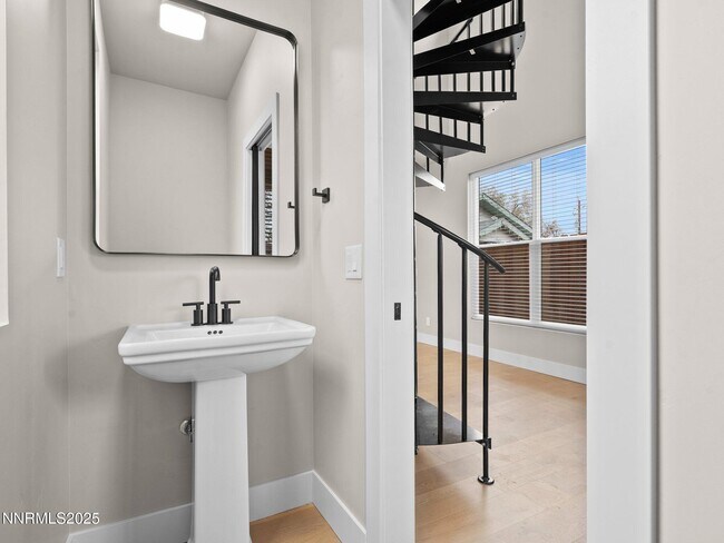 Building Photo - 1844 H St