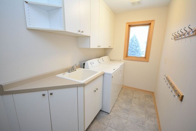 Building Photo - Beautiful walk-out ranch home at the end of a cul-de-sac!