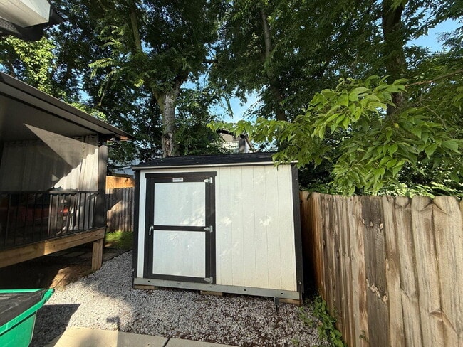 Building Photo - Secluced 800 Sq Ft 1-Bed Gem in Nashville’...