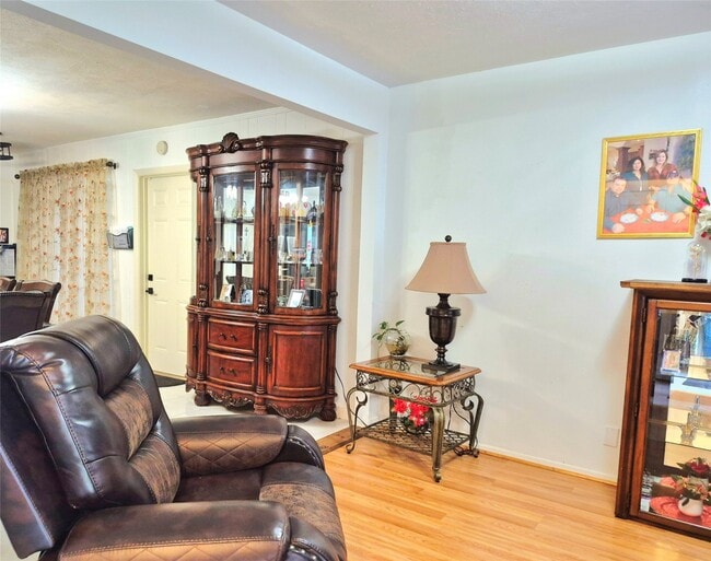 Building Photo - 854 Shawnee St