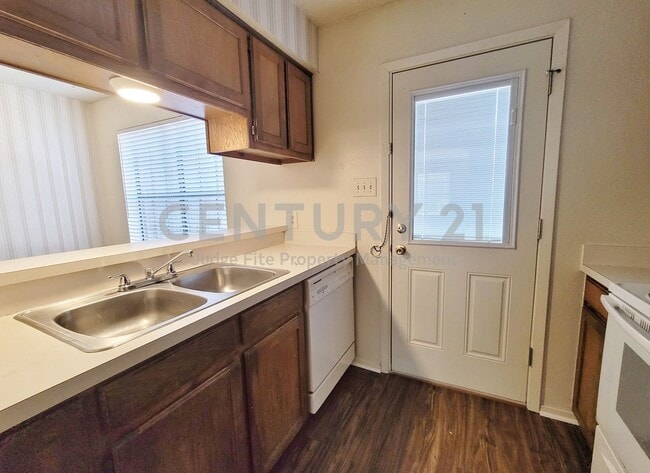 Building Photo - Fabulous 2/2.5 Within Walking Distance to UNT For Rent!