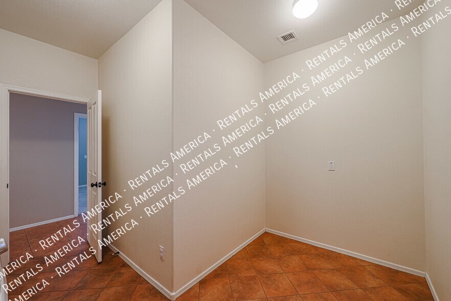 Building Photo - 16021 W Custer Ln