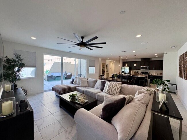 Building Photo - Elegant 4 Bedroom, 4.5 Bathroom Home with ...