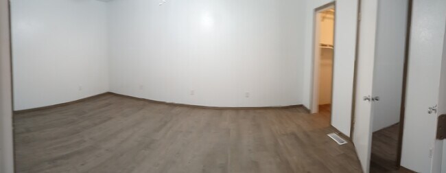 Bonus room or 4rthbedrm off of living and kitchen area - 7839 Spectrum Ave