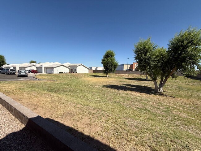 Building Photo - Yuma Meadows Townhouse - Furnished / Unfurnished