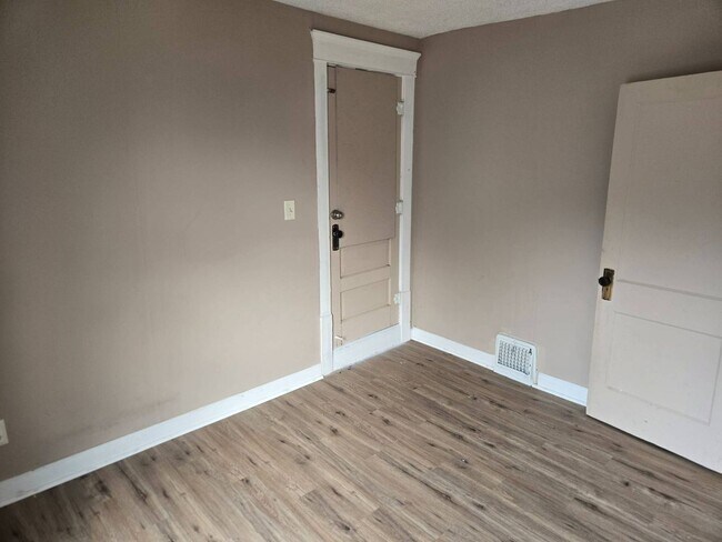 Building Photo - Charming 4-Bedroom Property in Prime Location