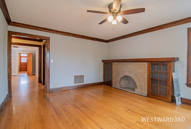 Building Photo - 5844 N Artesian Ave