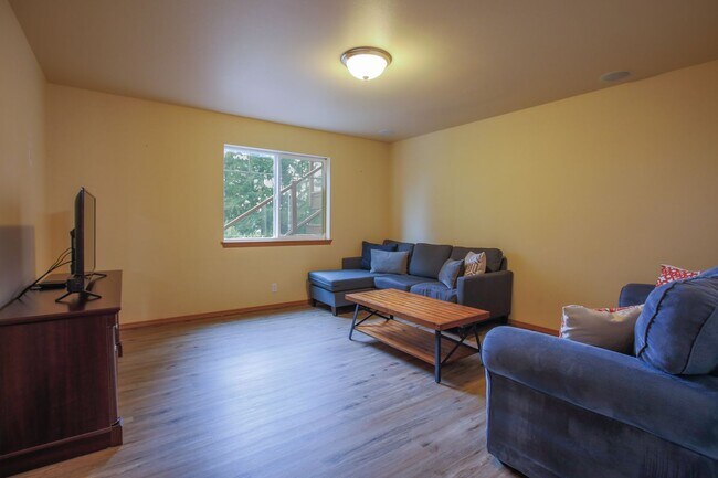 Building Photo - Beautiful Penn Cove View Home and Dog Frie...