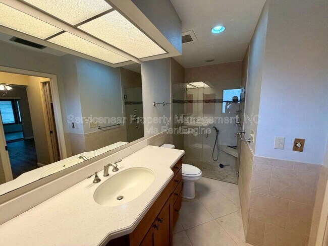Building Photo - 423 Whispering Oaks Ct