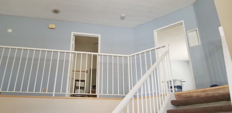 Building Photo - 660 Woodcrest Dr