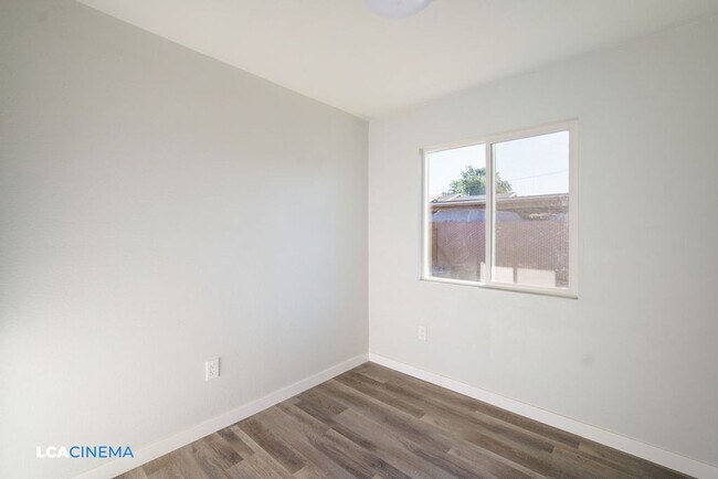 Building Photo - 627 Hood Dr