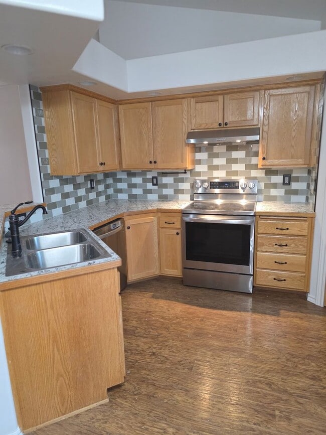 Building Photo - 3-bedroom, 2-bathroom home with an additional office