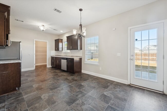 Building Photo - MOVE-IN READY! (Pet Friendly)