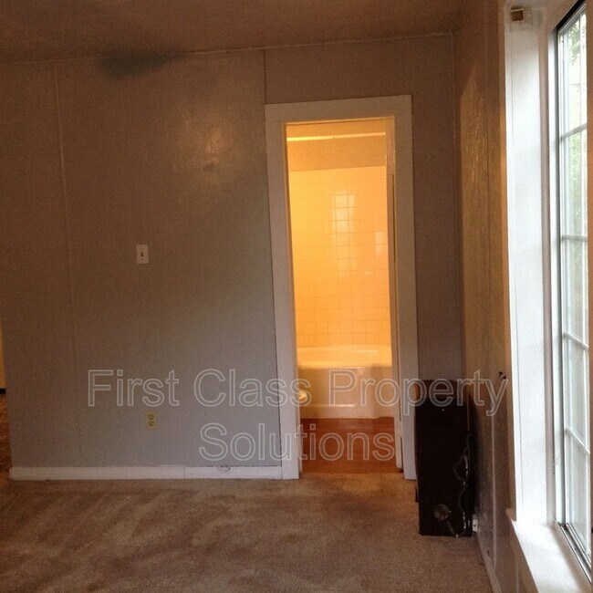 Building Photo - 121 NW 29th St