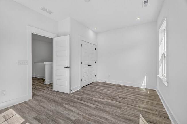 Building Photo - Modern Comfort in the Heart of Johns Island