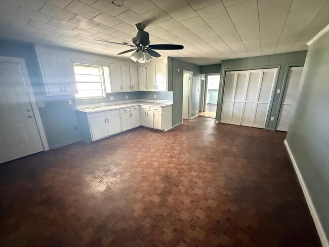 Building Photo - Renovated 5 Bedroom 2 Bath Home for Rent!