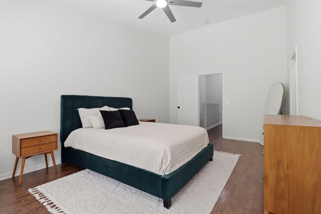 Building Photo - 9902 Lago Dr