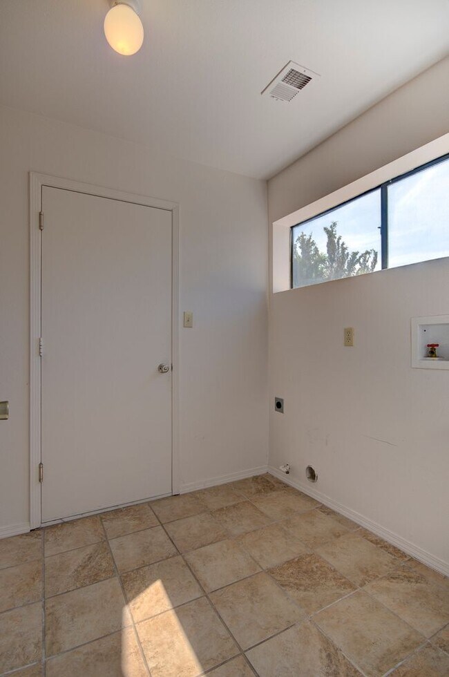 Building Photo - Amazing 3 Bedroom in Central Rio Rancho!