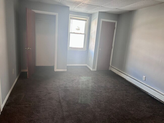 Building Photo - 5 Crescent St