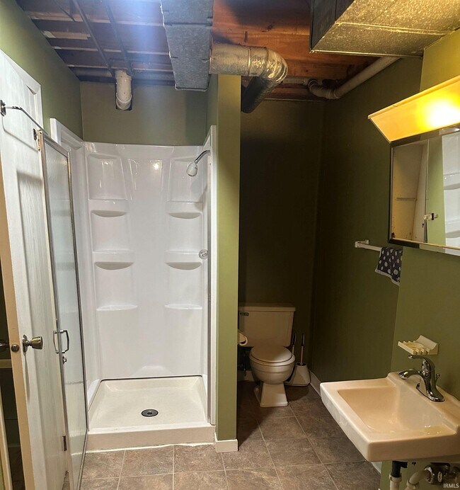 Building Photo - 562 E Graham Pl