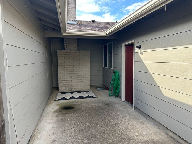 Building Photo - Nice 2 bedroom 1 bath duplex in Springfield!